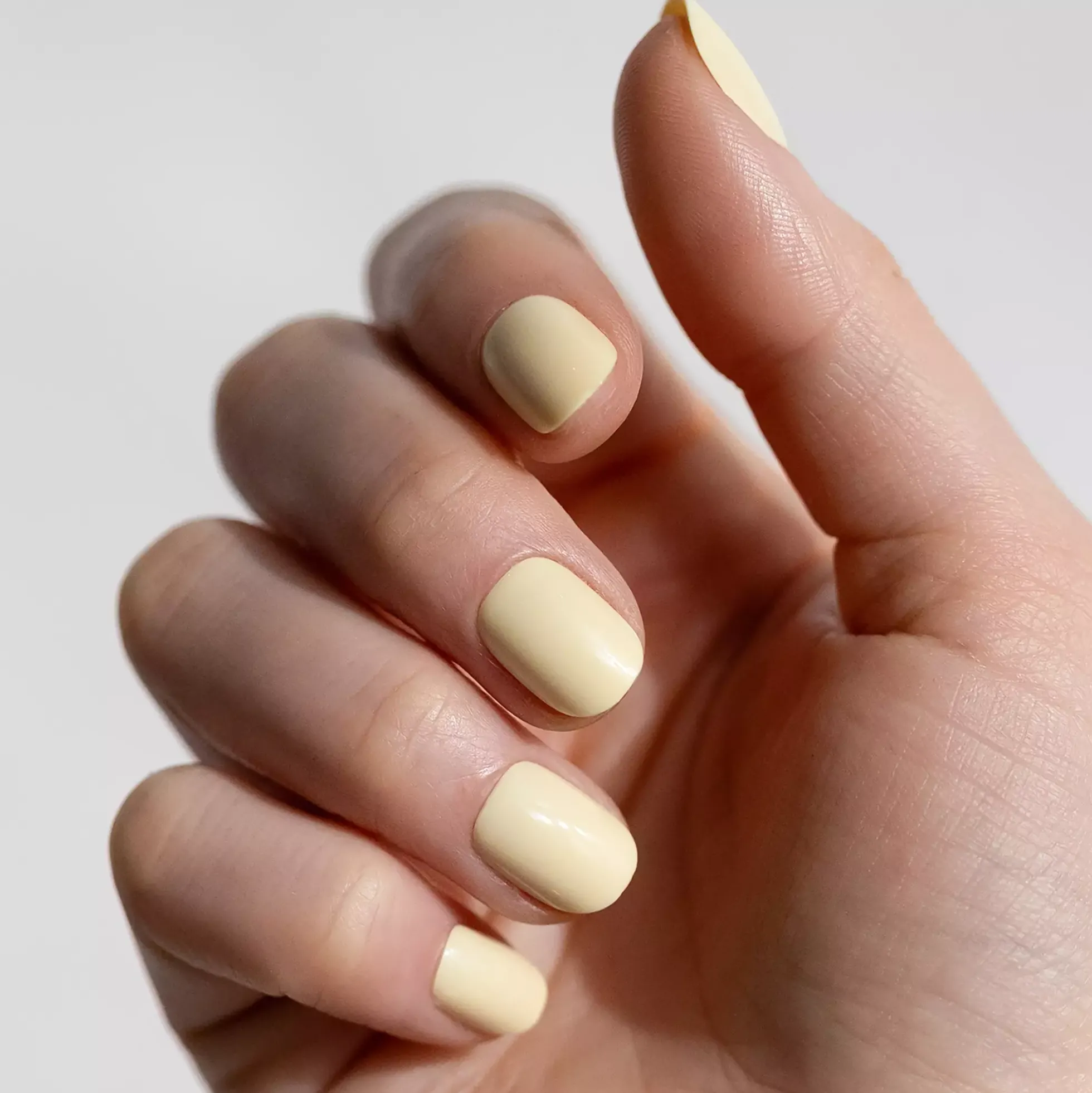 DUFFBEAUTY Instant Pro Press-On Manicure Butter Yellow Short Squoval