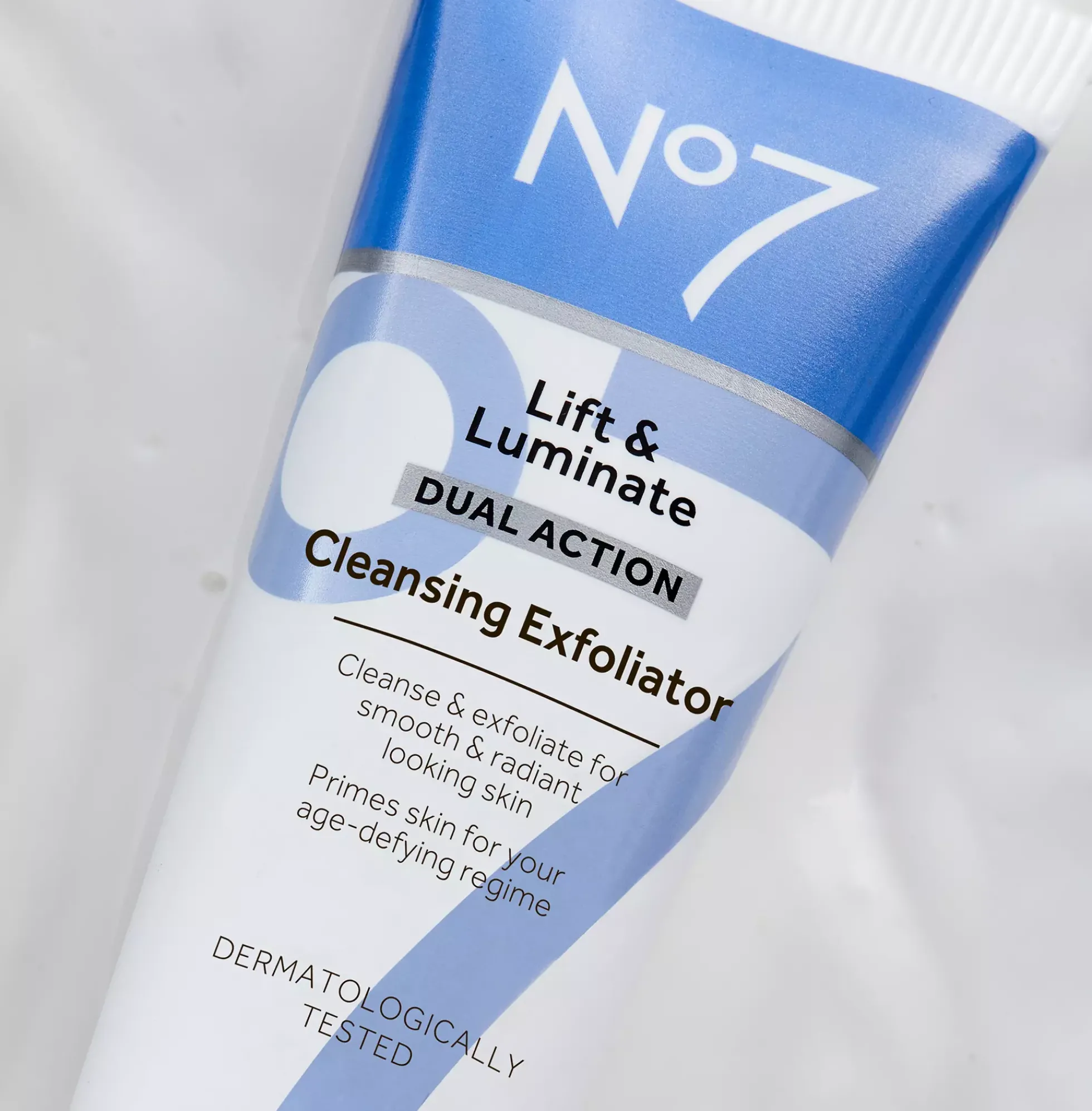 No7Lift & Luminate Cleansing Exfoliator 100 ml